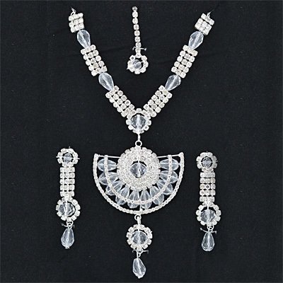 Beautiful White Metalic Diamond Neclace Set Jewelry