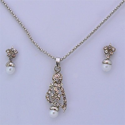 White Metalic Diamond Pearl Chain Locket Set