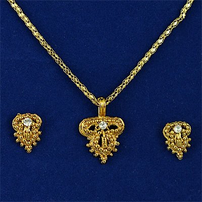 Golden Embossed Chain Locket Jewelry for Women